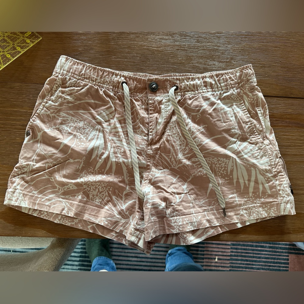 Vuori rip-stop shorts, 3” inseam, muted pink and cream with lots of pockets!
